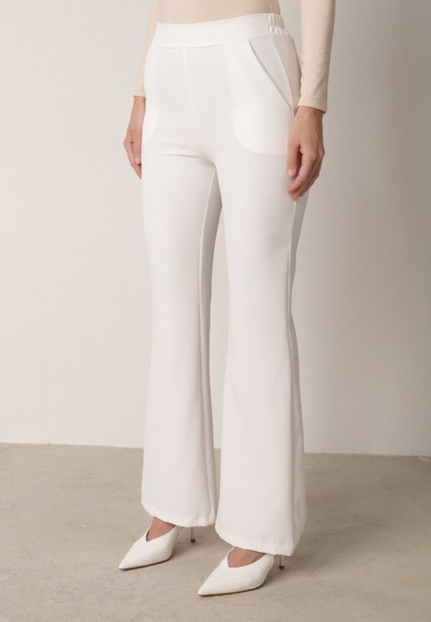 Born2be - Biały Komplet Garniturowy Marynarka z Wiązanym Paskiem i Spodnie Falloria. Kolor: biały