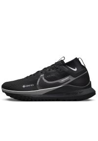 Buty Nike React Pegasus Trail 4 Gore-Tex DJ7926-001 - czarne. Kolor: czarny. Materiał: tkanina, guma. Szerokość cholewki: normalna. Technologia: Gore-Tex. Sport: bieganie