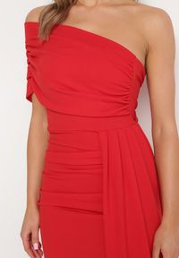 Born2be - Czerwona Dopasowana Sukienka Maxi z Ozdobnym Trenem Iralia. Kolor: czerwony. Typ sukienki: asymetryczne. Długość: maxi #6