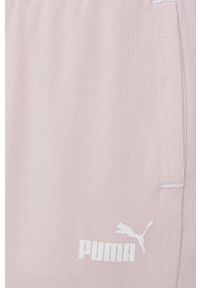 Puma spodnie bawełniane damskie kolor różowy z nadrukiem. Kolor: różowy. Materiał: bawełna. Wzór: nadruk