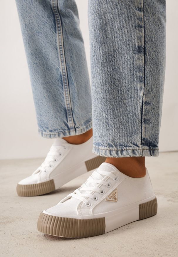 Born2be - Biało-Beżowe Trampki VICES na Grubej Podeszwie z Tłoczeniami z Trójkątną Aplikacją Bolirea. Nosek buta: okrągły. Zapięcie: sznurówki. Kolor: biały. Materiał: materiał. Wzór: aplikacja. Obcas: na obcasie. Wysokość obcasa: niski