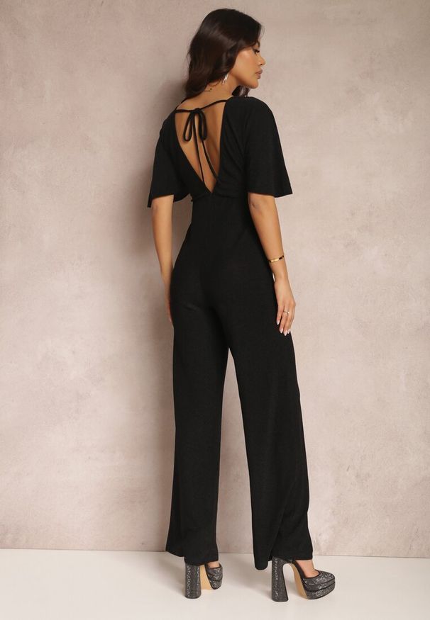 Renee - Czarny Kombinezon z Błyszczącą Nicią i Kopertową Górą Relfe. Kolor: czarny. Styl: elegancki
