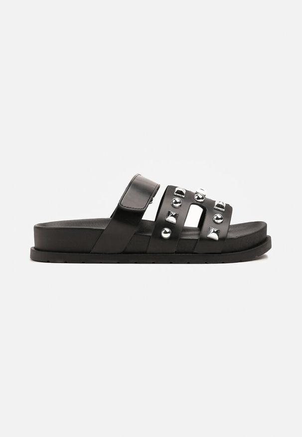 Born2be - Czarne Klapki z Regulowanym Rzepem Zdobione Ćwiekami Isarila. Okazja: na co dzień. Nosek buta: otwarty. Kolor: czarny. Materiał: jeans. Wzór: aplikacja. Obcas: na płaskiej podeszwie. Styl: elegancki, casual