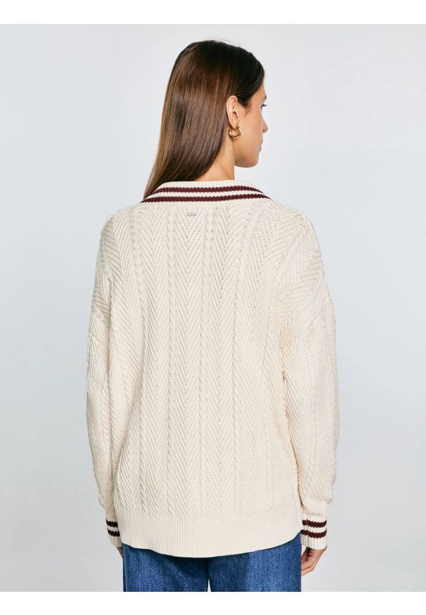 Big-Star - Sweter damski z wiskozy z dekoltem v-neck kremowy Cyntylia 102. Kolor: kremowy. Materiał: wiskoza. Wzór: ze splotem. Styl: klasyczny