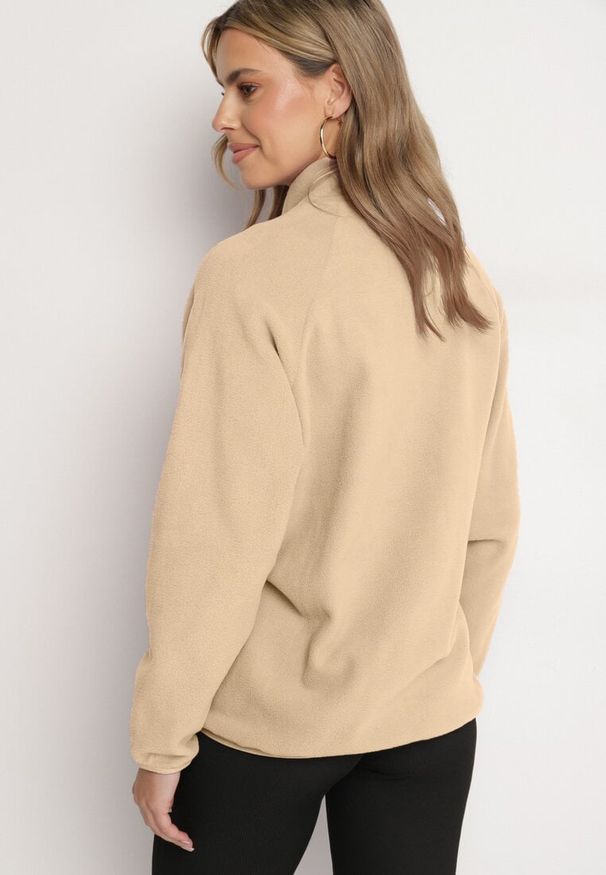 Born2be - Beżowa Bluza na Suwak o Prostym Kroju ze Stójką i Kieszeniami Esamira. Okazja: na co dzień. Typ kołnierza: kołnierzyk stójkowy. Kolor: beżowy. Materiał: jeans. Długość rękawa: długi rękaw. Długość: długie. Styl: casual, elegancki