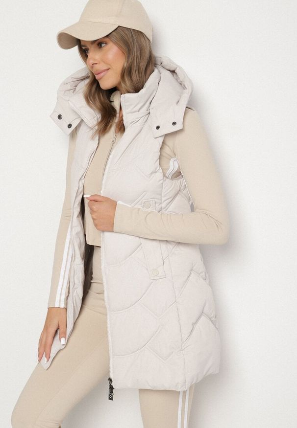 Born2be - Jasnoszara Kamizelka z Odpinanym Kapturem Ozdobiona Pikowaniem Tulira. Okazja: na co dzień. Kolor: szary. Materiał: jeans. Wzór: aplikacja. Styl: casual, elegancki, klasyczny