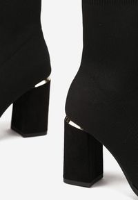 Born2be - Czarne Botki na Obcasie ze Skarpetową Cholewką i Metaliczną Ozdobą Icille. Okazja: na co dzień. Kolor: czarny. Materiał: jeans. Szerokość cholewki: normalna. Wzór: aplikacja. Obcas: na obcasie. Styl: casual, elegancki. Wysokość obcasa: średni #4