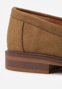 Renee - Zielone Mokasyny VICES ze Skórzaną Wkładką i Metaliczną Ozdobą Sereisana. Nosek buta: okrągły. Kolor: beżowy. Materiał: skóra. Wzór: aplikacja. Obcas: na obcasie. Wysokość obcasa: niski #8