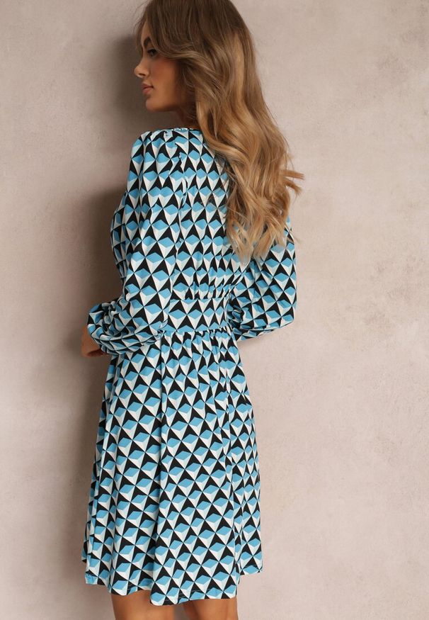 Renee - Niebieska Sukienka Mini w Geometryczny Wzór z Długim Rękawem Ezrie. Kolor: niebieski. Długość rękawa: długi rękaw. Wzór: geometria. Typ sukienki: kopertowe. Długość: mini