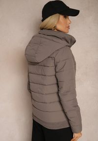 Renee - Ciemnoszara Kurtka z Pikowanymi Przeszyciami z Odpinanym Kapturem i Ściągaczem w Talii Sintavia. Okazja: na co dzień. Kolor: szary. Materiał: jeans. Styl: casual #5