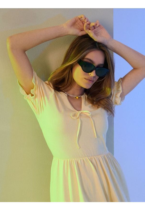 Sinsay - Sukienka mini z bufiastym rękawem w paski - żółty. Kolor: żółty. Wzór: paski. Długość: mini