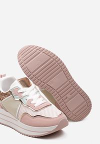 Renee - Różowe Sneakersy na Niskiej Platformie ze Wstawkami z Brokatu Quinnes. Okazja: na co dzień. Zapięcie: sznurówki. Kolor: różowy. Obcas: na platformie #3