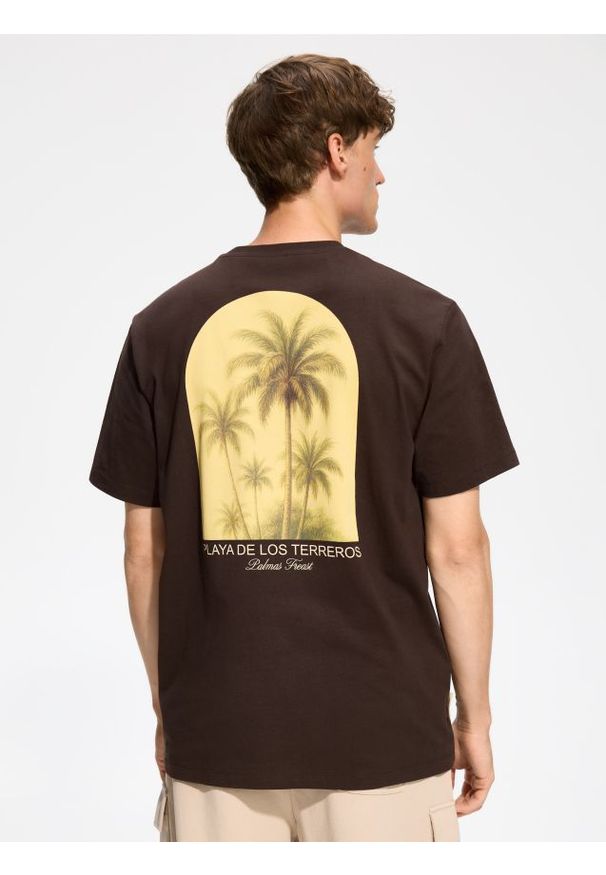 Reserved - T-shirt regular z nadrukiem na plecach - ciemnobrązowy. Kolor: brązowy. Materiał: bawełna, dzianina. Wzór: nadruk