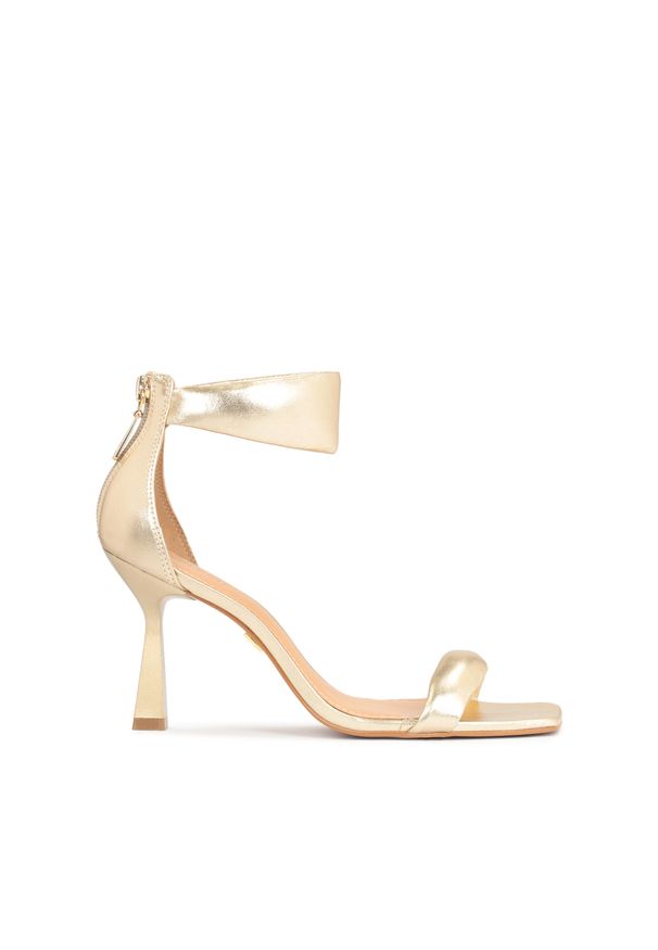 Kazar - Eleganckie złote sandały z metalizowanej skóry. Zapięcie: pasek. Kolor: złoty. Materiał: skóra. Wzór: aplikacja. Obcas: na obcasie. Styl: elegancki. Wysokość obcasa: średni
