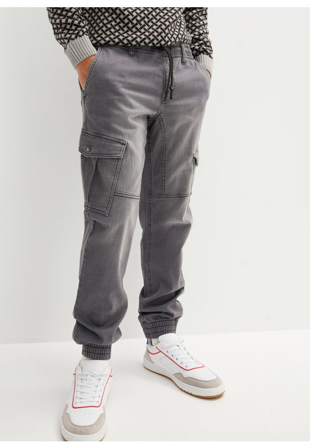 bonprix - Dżinsy dresowe Regular Fit Straight z kieszeniami z boku nogawki. Kolor: szary