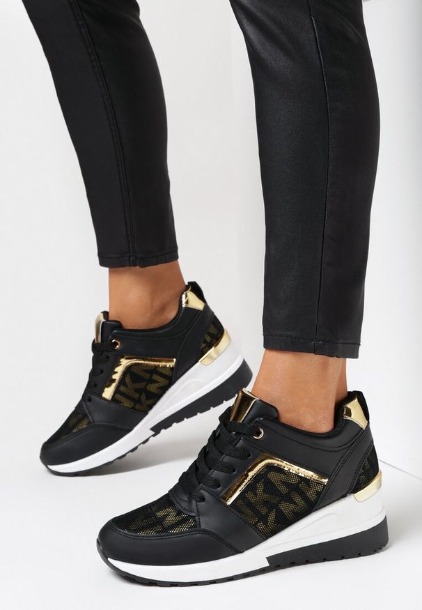Born2be - Czarno-Białe Sneakersy Kasaris. Okazja: na co dzień. Kolor: czarny. Materiał: jedwab, jeans. Wzór: aplikacja. Obcas: na koturnie. Wysokość obcasa: średni