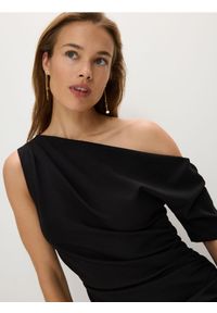 Reserved - Sukienka z drapowaniem - czarny. Kolor: czarny. Materiał: tkanina, włókno #1