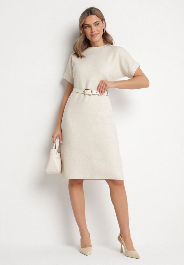 Born2be - Jasnobeżowa Sukienka z Wiskozą Bawełną i Odpinanym Kwiatem 3D Zeiada. Kolor: beżowy. Materiał: wiskoza, bawełna. Wzór: kwiaty