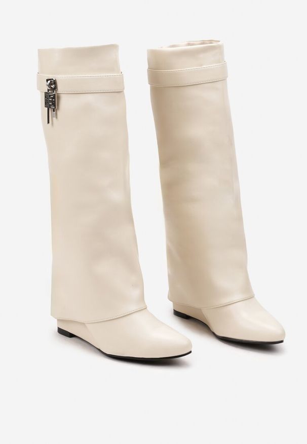 Born2be - Beżowe Kozaki na Koturnie z Modnie Wywiniętą Cholewką z Klamrą Erisela. Zapięcie: klamry. Kolor: beżowy. Materiał: jeans. Szerokość cholewki: normalna. Sezon: zima. Obcas: na koturnie. Styl: elegancki, klasyczny