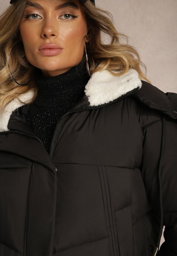 Renee - Czarna Pikowana Kurtka z Kapturem z Możliwością Odpięcia Etineira. Typ kołnierza: kaptur. Kolor: czarny. Materiał: jeans. Wzór: aplikacja. Styl: klasyczny, elegancki, sportowy