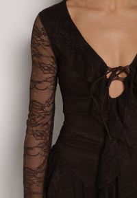 Born2be - Brązowa Koronkowa Sukienka Wieczorowa z Wiązaniem przy Dekolcie Ferolena. Okazja: na imprezę. Kolor: brązowy. Materiał: koronka. Styl: wizytowy #4