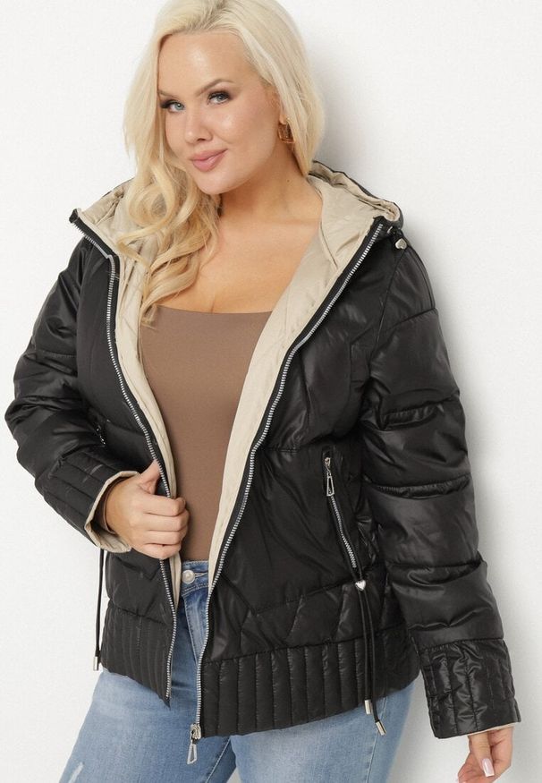Born2be - Czarna Kurtka Dwustronna z Kapturem i Ozdobnym Pikowaniem Helritis. Okazja: na co dzień. Typ kołnierza: kaptur. Kolekcja: plus size. Kolor: czarny. Materiał: jeans. Długość rękawa: długi rękaw. Długość: długie. Styl: elegancki, casual