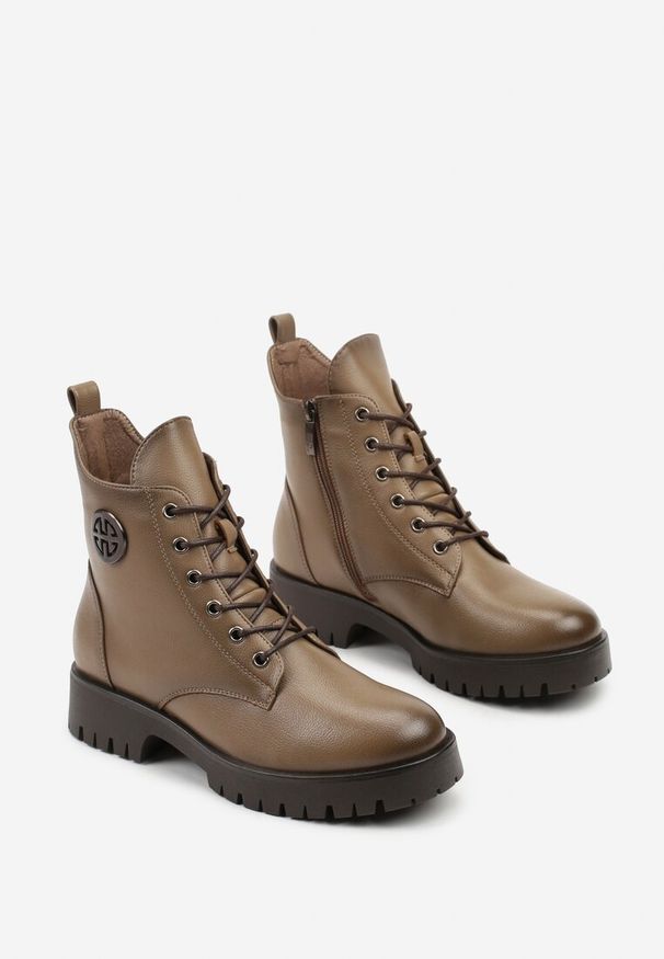 Renee - Ciemnobeżowe Botki Potocki Workery z Geometryczną Ozdobą Firiselle. Okazja: na co dzień. Kolor: beżowy. Wzór: aplikacja, geometria. Styl: casual, street