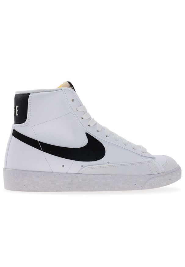 Buty damskie Nike Blazer Mid '77 Next Nature DO1344-101 - białe. Kolor: biały. Materiał: syntetyk, skóra. Szerokość cholewki: normalna. Wzór: jodełka, aplikacja. Sezon: lato. Obcas: na płaskiej podeszwie