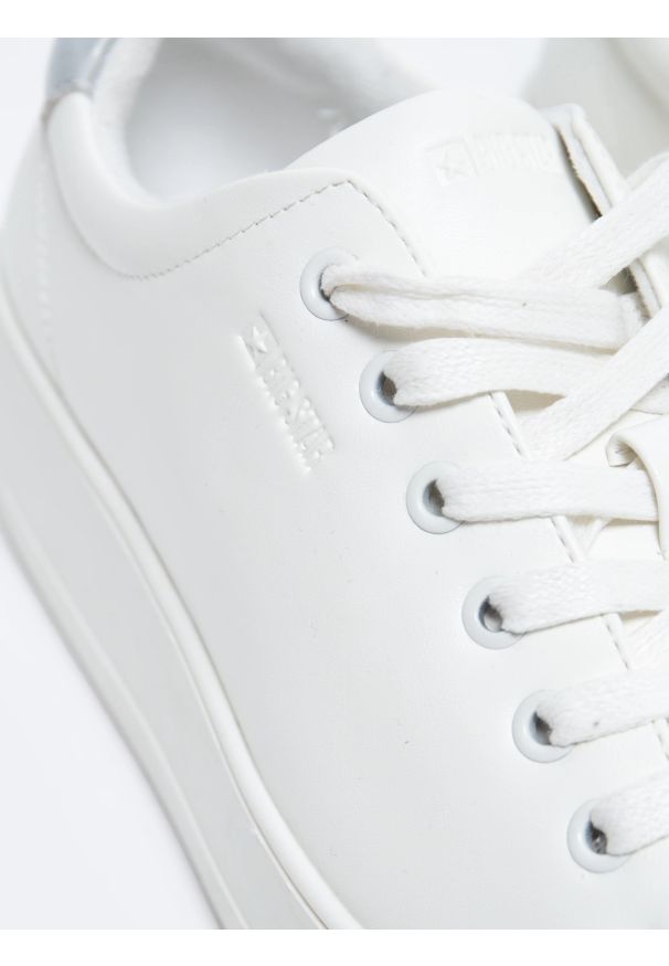 Big-Star - Sneakersy damskie ze skóry ekologicznej białe OO274277 101. Nosek buta: okrągły. Kolor: biały. Materiał: skóra ekologiczna. Sezon: lato