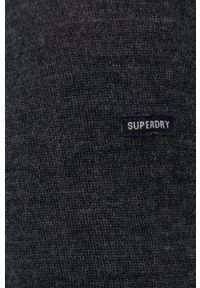 Superdry sweter wełniany męski kolor szary lekki. Okazja: na co dzień. Kolor: szary. Materiał: wełna. Styl: casual