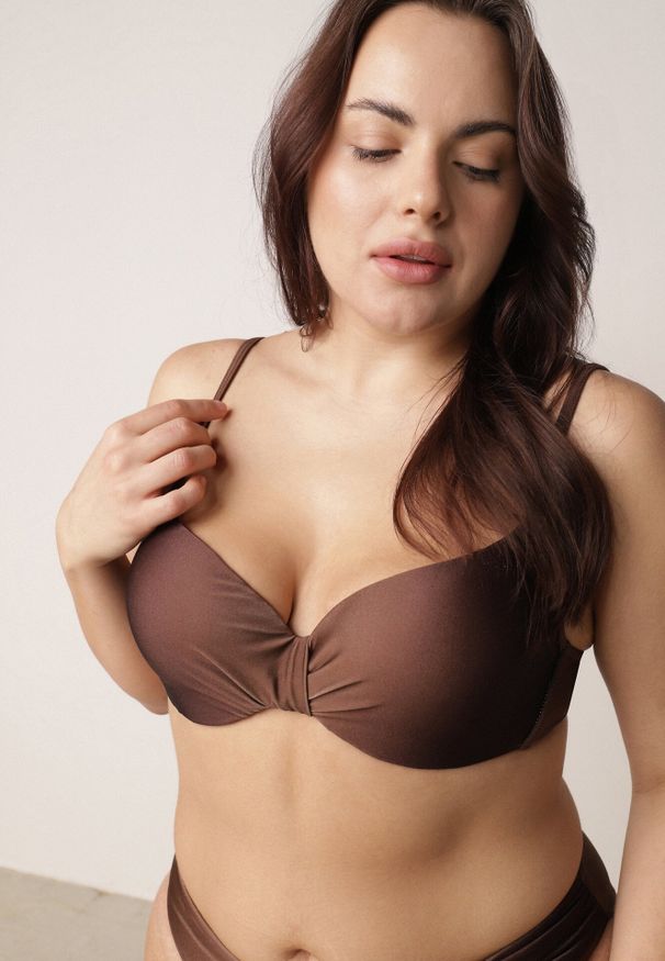 Born2be - Brązowe Bikini Biustonosz i Figi z Ozdobnym Marszczeniem i Aplikacją Periete. Kolor: brązowy. Wzór: aplikacja