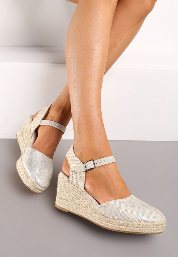 Born2be - Srebrne Sandały Espadryle na Koturnie z Noskiem z Imitacji Skóry Anirha. Okazja: na co dzień. Zapięcie: pasek. Kolor: srebrny. Materiał: skóra. Sezon: lato. Obcas: na koturnie. Styl: elegancki, casual
