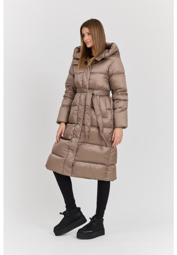 Hetrego - HETREGO Beżowy damski puchowy płaszcz Karen Woman Quilted Coat. Kolor: beżowy. Materiał: puch. Długość rękawa: długi rękaw. Długość: do kolan. Sezon: zima. Styl: elegancki, klasyczny