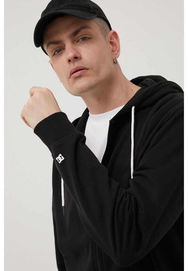 DC bluza męska kolor czarny z kapturem gładka. Typ kołnierza: kaptur. Kolor: czarny. Materiał: bawełna, dzianina. Wzór: gładki