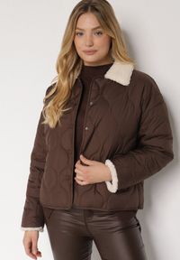 Born2be - Brązowa Koszulowa Kurtka Pikowana z Futerkowym Kołnierzem Seruna. Okazja: na spacer. Typ kołnierza: golf. Kolor: brązowy. Materiał: dzianina, jeans. Styl: klasyczny #2