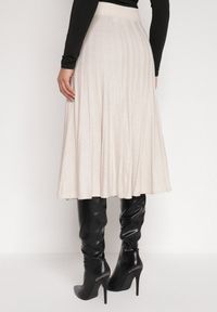 Born2be - Beżowa Rozkloszowana Plisowana Spódnica Dzianinowa Tussana. Okazja: na co dzień. Stan: podwyższony. Kolor: beżowy. Materiał: dzianina. Styl: casual #2