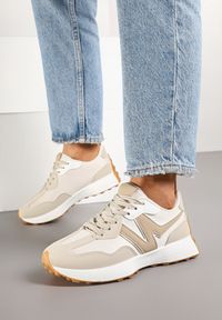 Renee - Beżowe Płaskie Sneakersy Ozdobione Geometrycznym Wzorem Rividi. Okazja: na co dzień. Kolor: beżowy. Materiał: jeans. Wzór: geometria, aplikacja #6