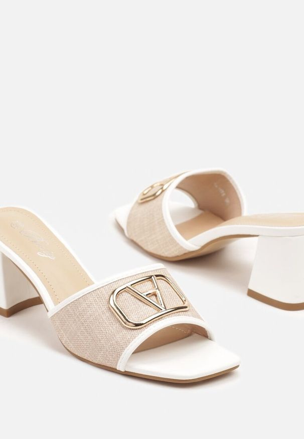 Born2be - Białe Eleganckie Klapki na Słupku Zdobione Metaliczną Aplikacją Tillindira. Nosek buta: otwarty. Kolor: biały. Materiał: jeans. Wzór: aplikacja. Sezon: lato. Obcas: na słupku. Styl: elegancki
