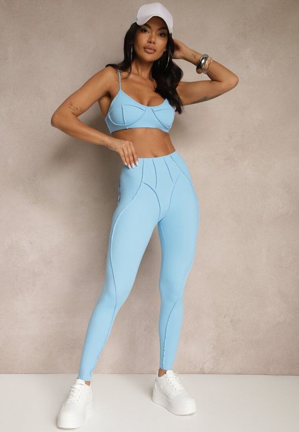 Renee - Jasnoniebieski Komplet Sportowy Zdobiony Przeszyciami Legginsy i Top Filaranea. Kolor: niebieski. Materiał: jeans. Wzór: aplikacja