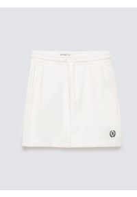 Big-Star - Szorty damskie dresowe z niewielkim haftem białe Meganta 100. Kolor: biały. Materiał: dresówka. Wzór: haft. Styl: klasyczny #1