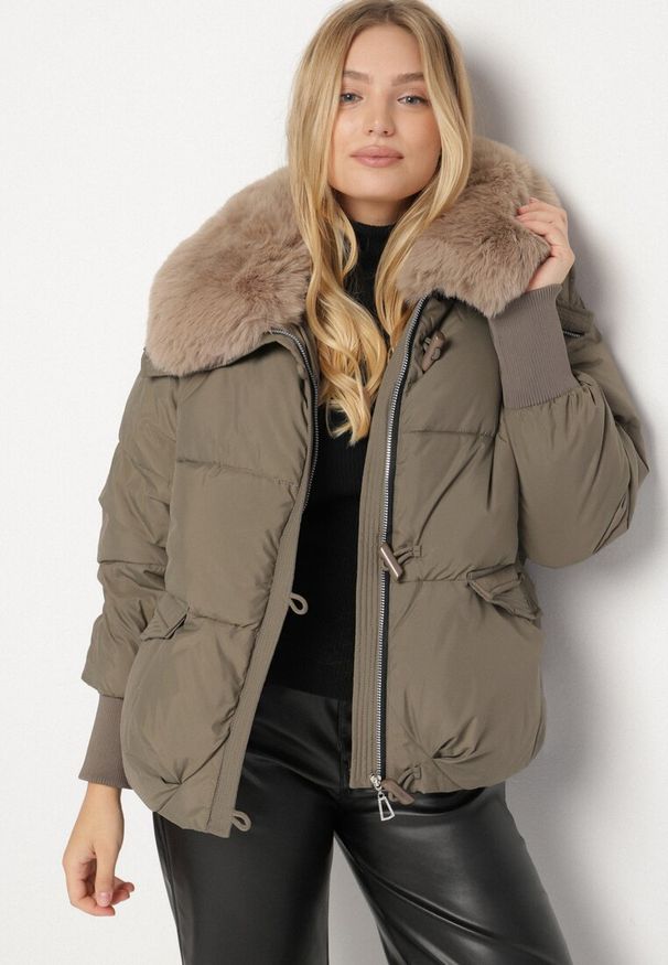 Born2be - Ciemnozielona Puchowa Kurtka Pikowana z Futrzanym Kołnierzem Lanivela. Okazja: do pracy, na spotkanie biznesowe, na co dzień. Kolekcja: plus size. Kolor: zielony. Materiał: futro, puch. Styl: biznesowy, casual