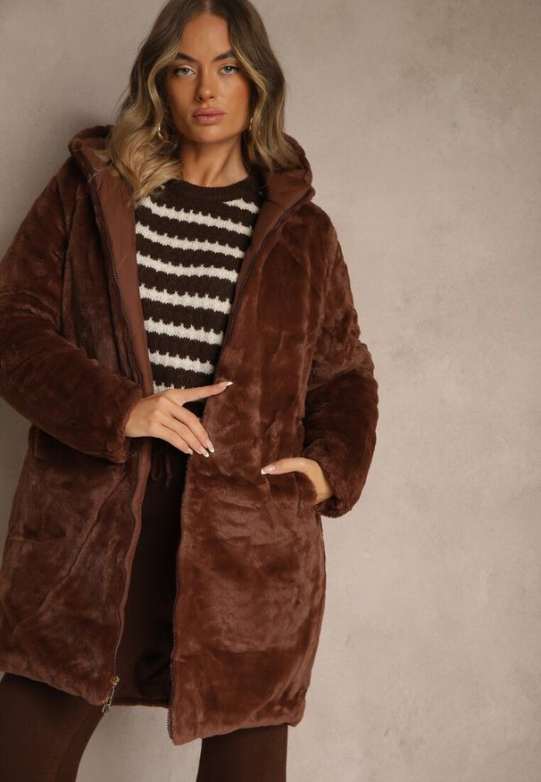 Renee - Brązowa Pikowana Kurtka Dwustronna o Długim Kroju z Kapturem Olettia. Typ kołnierza: kaptur. Kolor: brązowy. Materiał: jeans, futro, poliester. Długość: długie. Styl: sportowy