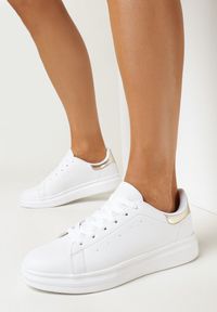 Born2be - Biało-Złote Sznurowane Sneakersy na Płaskiej Podeszwie Didi. Kolor: biały. Materiał: jeans. Obcas: na płaskiej podeszwie #3