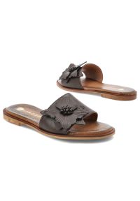 Klapki damskie Armodo, cholewka ze skóry naturalnej licowej z szerokim paskiem z przodu ozdobna aplikacja, brązowe, 40477. Kolor: brązowy. Materiał: skóra. Wzór: aplikacja #6