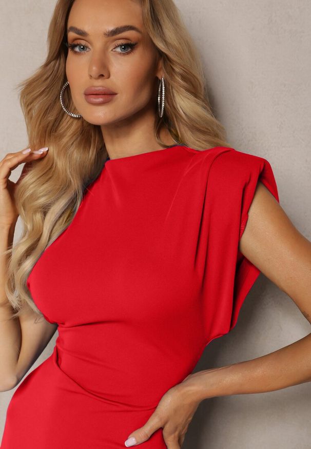 Renee - Czerwona Taliowana Sukienka z Rozcięciem i Poduszkami na Ramionach Melloretta. Okazja: na spotkanie biznesowe. Typ kołnierza: dekolt w kształcie V. Kolor: czerwony. Styl: biznesowy, klasyczny