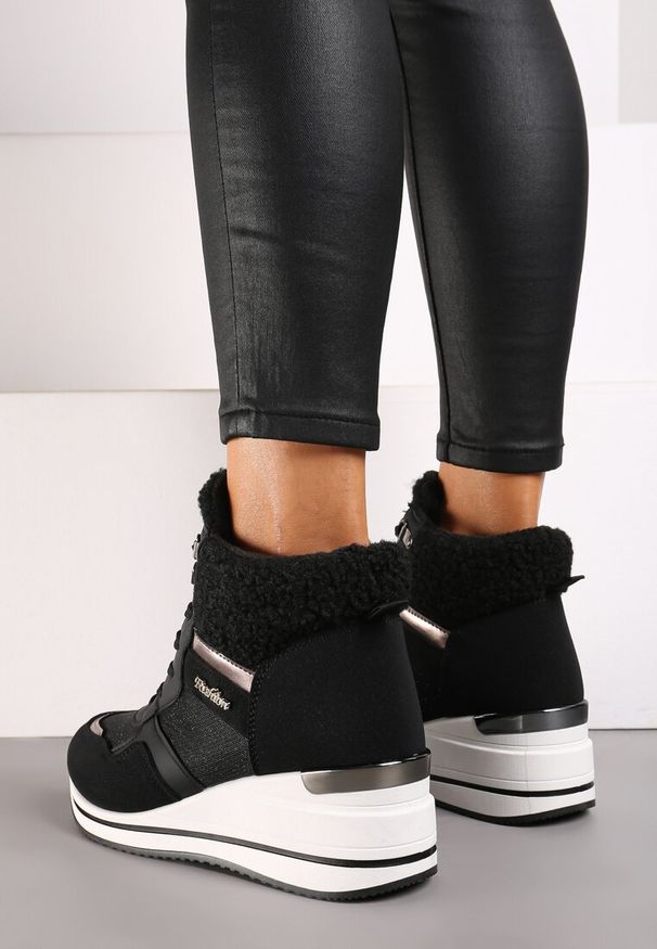 Renee - Czarne Botki na Koturnie w Streetwearowym Stylu Ozdobione Futerkiem Arabelline. Okazja: na co dzień. Zapięcie: sznurówki. Kolor: czarny. Materiał: futro. Wzór: aplikacja. Obcas: na koturnie. Styl: casual, elegancki, klasyczny