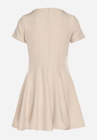 Born2be - Beżowa Rozkloszowana Sukienka z Krótkim Rękawem i Ozdobnymi Przeszyciami Meporea. Okazja: na co dzień. Kolor: beżowy. Długość rękawa: krótki rękaw. Styl: casual, elegancki, klasyczny #2