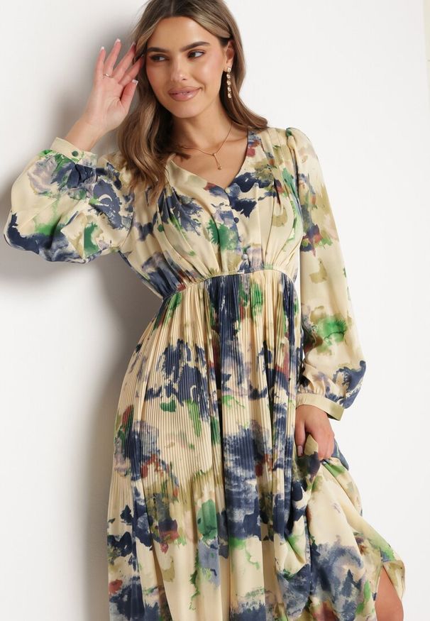 Born2be - Beżowo-Zielona Maxi Rozkloszowana z Guzikami w Abstrakcyjny Print Falitta. Kolor: beżowy. Wzór: nadruk. Długość: maxi