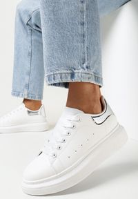 Born2be - Biało-Srebrne Sneakersy Sondos. Nosek buta: okrągły. Kolor: biały. Materiał: skóra ekologiczna. Szerokość cholewki: normalna. Obcas: na platformie