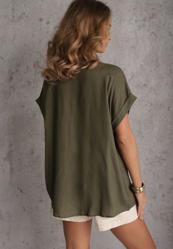 Renee - Zielona Bluzka z Lnem i Wiskozą o Nietoperzowym Kroju z Krótkim Rękawem Herira. Okazja: na co dzień. Typ kołnierza: dekolt w serek. Kolor: zielony. Długość: krótkie. Wzór: aplikacja. Materiał: wiskoza, len. Długość rękawa: krótki rękaw. Sezon: lato. Styl: elegancki, casual